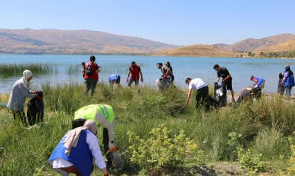 Sivrice'nin Hazar Gölü Sahillerinde Detaylı Temizlik Çalışması Yapıldı