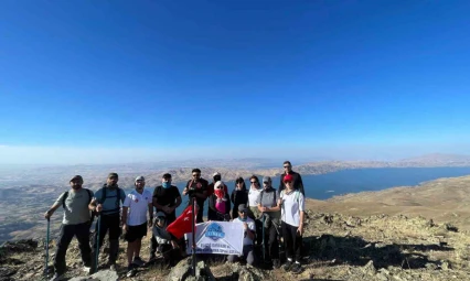Türk Bayrağı Hazarbaba Dağı zirvesinde dalgalandı