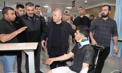 Vali Hatipoğlu midibüsün devrildiği kazada yaralıları ziyaret etti