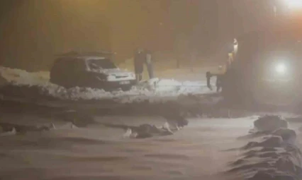 Yoğun kar yolu kapattı, ekipler mahsur kalan araca ulaştı
