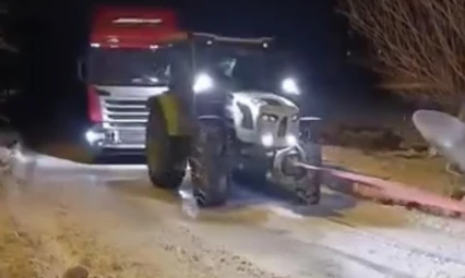 Yolda kalan tır, konvoy halinde çekilerek kurtarıldı