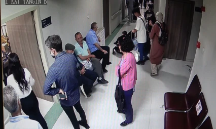 'Beynimdeki çipi çıkart' deyip doktora silah çekerek darp etti