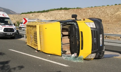 Feci Kaza 14 yaralı Düğünden dönen minibüs yan yattı