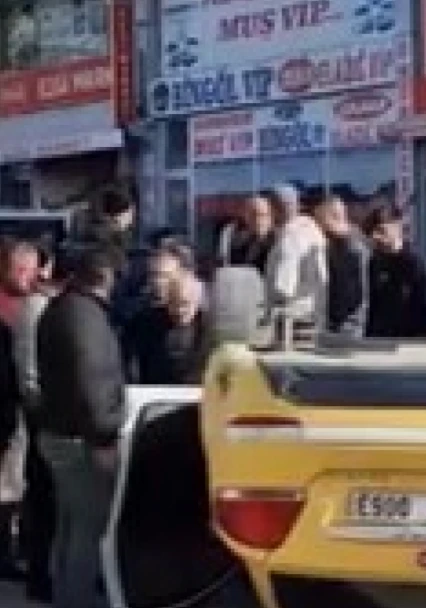 Beton mikseri ile çarpışan taksi ters döndü: 1 yaralı