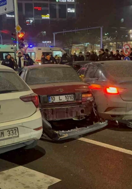 Elazığ'da zincirleme trafik kazası: 2 yaralı