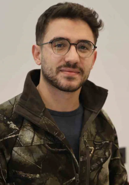 Sipariş ettiği dürümün içerisine sakalının kıllarını koydu, hesap ödemeden çıktı