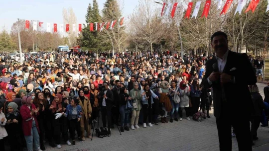 'Bahar Geliyor' konserlerinde üniversite öğrencileri doyasıya eğlendi