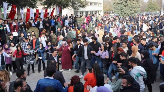 'Bahar Geliyor' konserlerinde üniversite öğrencileri doyasıya eğlendi