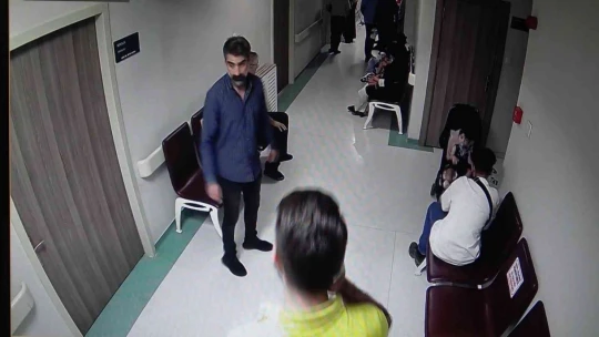 'Beynimdeki çipi çıkart' deyip doktora silah çekerek darp etti