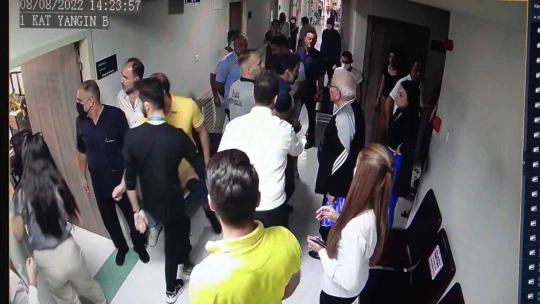 'Beynimdeki çipi çıkart' deyip doktora silah çekerek darp etti