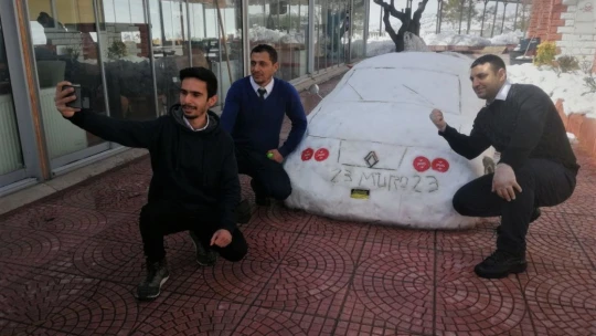 'Güneş görünce eriyen' arabasına 200 bin lira fiyat biçti