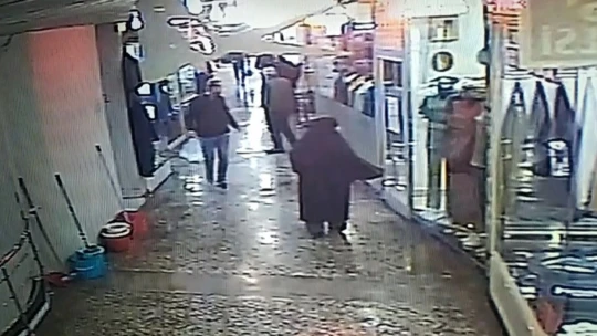 'Lokantadan geldim' diyerek hem tabakları hem de parayı alarak kayıplara karıştı