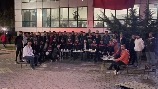 Üniversiteli Gençlerden Polislere Sürpriz Kutlama