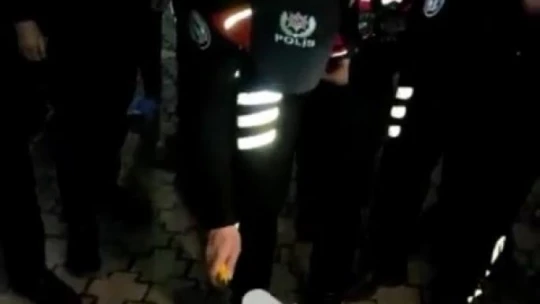 Üniversiteli Gençlerden Polislere Sürpriz Kutlama