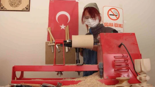 'Yapamazsın' dediler, o şimdi eserleri ile erkeklere taş çıkarıyor