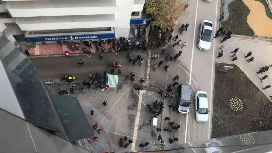 10'uncu kattan kendini boşluğa bıraktı, aşağıdaki vatandaşın üzerine düştü: 1 ölü, 1 yaralı