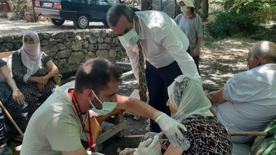 101 yaşındaki nine aşı olmak istedi, il sağlık müdürü kapısına gitti