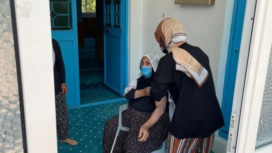 101 yaşındaki nine aşı olmak istedi, il sağlık müdürü kapısına gitti