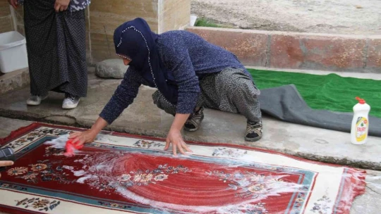 110 yıllık çeşmede bayram öncesi halılar yıkanmaya başlandı