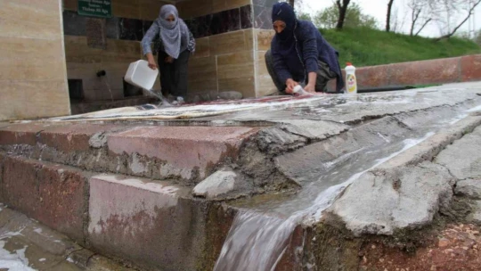 110 yıllık çeşmede bayram öncesi halılar yıkanmaya başlandı