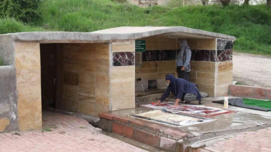 110 yıllık çeşmede bayram öncesi halılar yıkanmaya başlandı