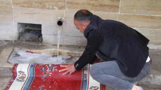 110 yıllık çeşmede bayram öncesi halılar yıkanmaya başlandı