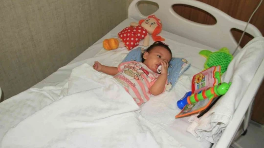 13 aylık bebeğin böbreğinden çıkan taş şaşırttı