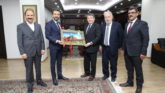 Hizmet İş Sendikası Başkan Şerifoğulları'nı Ziyaret Etti