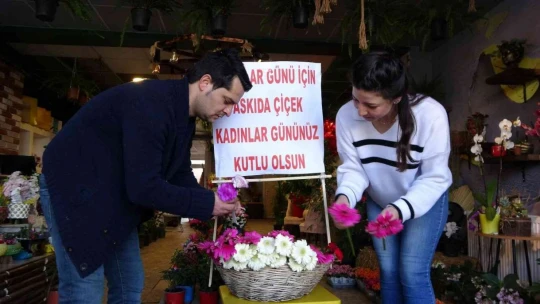 14 Şubat'ta askıda çiçek kampanyası başlatmıştı, 8 Mart'ta da o geleneği devam ettirdi