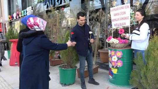 14 Şubat'ta askıda çiçek kampanyası başlatmıştı, 8 Mart'ta da o geleneği devam ettirdi