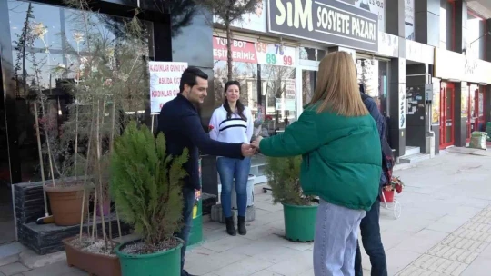 14 Şubat'ta askıda çiçek kampanyası başlatmıştı, 8 Mart'ta da o geleneği devam ettirdi