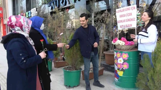 14 Şubat'ta askıda çiçek kampanyası başlatmıştı, 8 Mart'ta da o geleneği devam ettirdi
