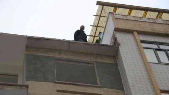 15 gündür işe gitmiyor, hırsız nöbeti tutuyor