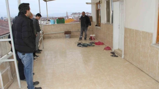 15 gündür işe gitmiyor, hırsız nöbeti tutuyor