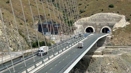 16 şehri birbirine bağlayan 'Fırat'ın gerdanlığı' Kömürhan Köprüsünü 7 milyondan fazla araç kullandı