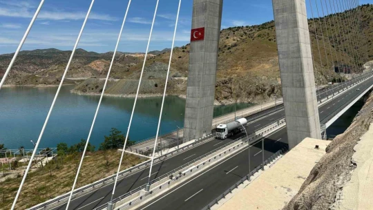 16 şehri birbirine bağlayan 'Fırat'ın gerdanlığı' Kömürhan Köprüsünü 7 milyondan fazla araç kullandı