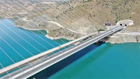 16 şehri birbirine bağlayan 'Fırat'ın gerdanlığı' Kömürhan Köprüsünü 7 milyondan fazla araç kullandı