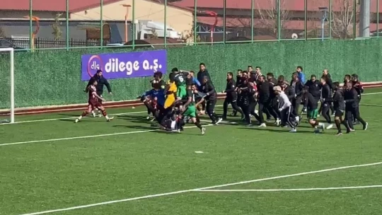 18 kırmızı kartın çıktığı karşılamada tekme ve yumruklar havada uçuştu