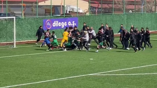 18 kırmızı kartın çıktığı karşılamada tekme ve yumruklar havada uçuştu