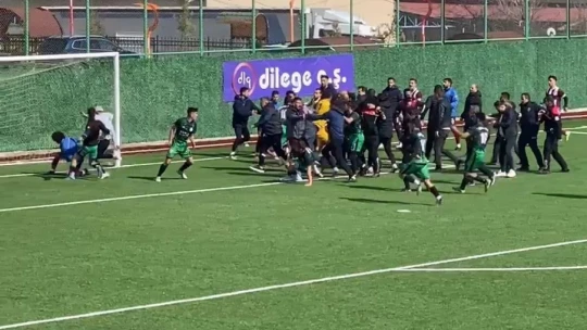 18 kırmızı kartın çıktığı karşılamada tekme ve yumruklar havada uçuştu