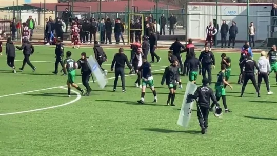 18 kırmızı kartın çıktığı maçta, soyunma odası tanınmaz hale geldi