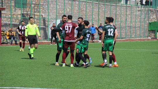 18 kırmızı kartın çıktığı maçta, soyunma odası tanınmaz hale geldi