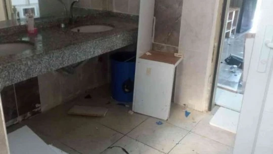 18 kırmızı kartın çıktığı maçta, soyunma odası tanınmaz hale geldi