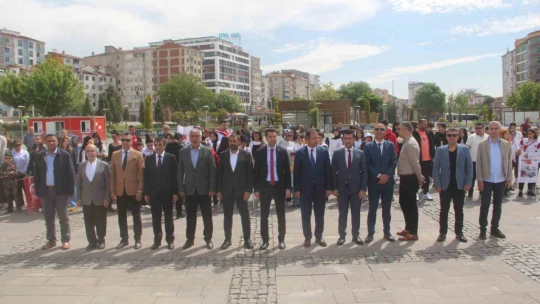 19 Mayıs kutlamaları çelenk sunma töreni ile başladı