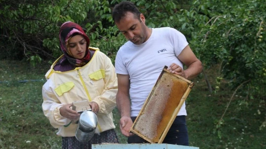 2 çocuk annesi 'Ben yaparım dedi' ve yaptı, devletten aldığı destek ile arıcı oldu
