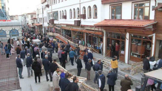 2 çocuklu aile ölümden saniyelerle kurtuldu, o anlar kameralara yansıdı