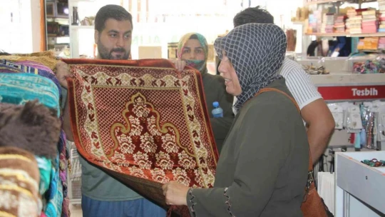 2 yıl aradan sonra işleri açıldı, hac malzemesi satan esnafın yoğunluğu başladı