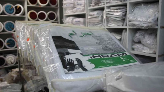2 yıl aradan sonra işleri açıldı, hac malzemesi satan esnafın yoğunluğu başladı