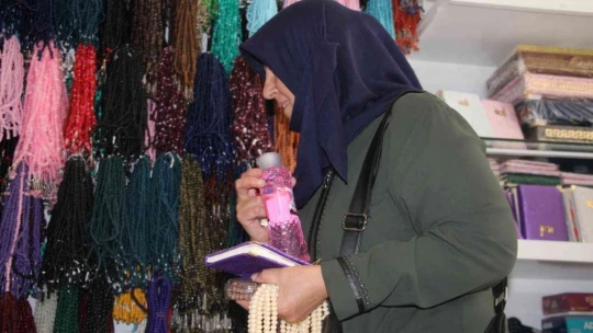 2 yıl aradan sonra işleri açıldı, hac malzemesi satan esnafın yoğunluğu başladı