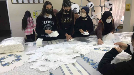 2 yılda 2 milyon maske üreterek 400 bin lira ciro yapan öğrenci ve öğretmenlerin hedefi 1 milyon TL